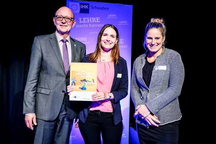 Auszeichnung IHK-Ausbildung 2019 Lea Rothenhäuser empfängt die Auszeichnung.