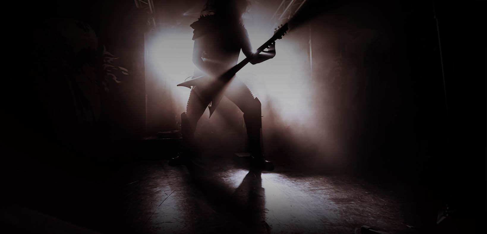 rose plastic TwistPack Plus in front of a musician